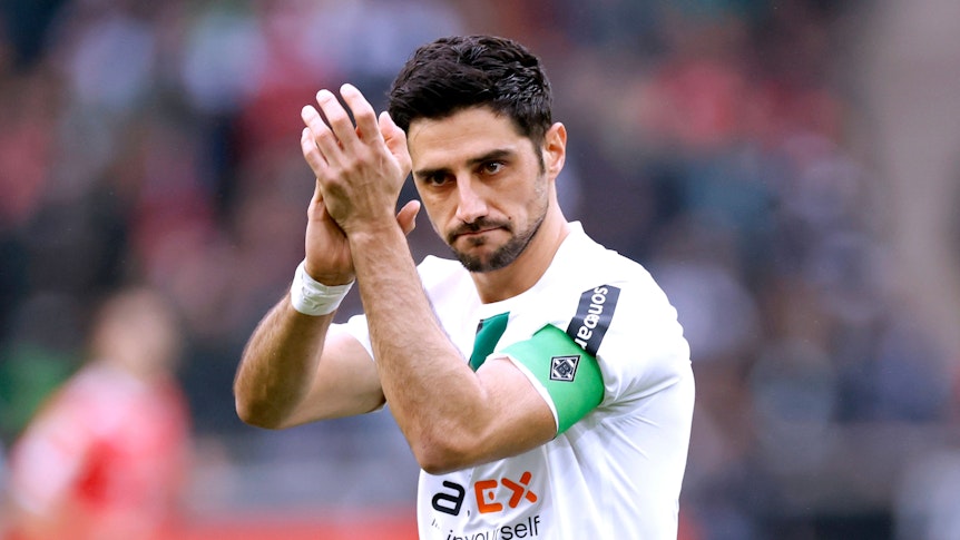 Kapitän Lars Stindl von Borussia Mönchengladbach am 18. März 2023 im Bundesligaspiel gegen den FC Bayern München. Am linken Arm trägt er die Kapitänsbinde. Stindl applaudiert in Richtung der Fans.