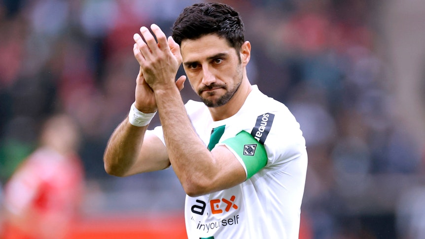 Kapitän Lars Stindl von Borussia Mönchengladbach am 18. März 2023 im Bundesligaspiel gegen den FC Bayern München. Am linken Arm trägt er die Kapitänsbinde. Stindl applaudiert in Richtung der Fans.