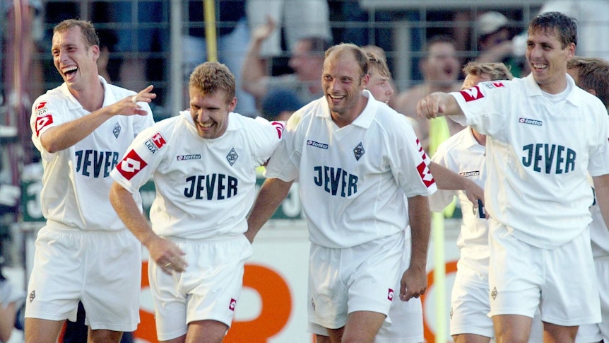Jubel am Bökelberg! Jeff Strasser (l.) feiert einen Treffer für Borussia Mönchengladbach am 3. August 2003 gemeinsam mit Marcelo Pletsch, Arie van Lent und Igor Demo (v.l.n.r.).