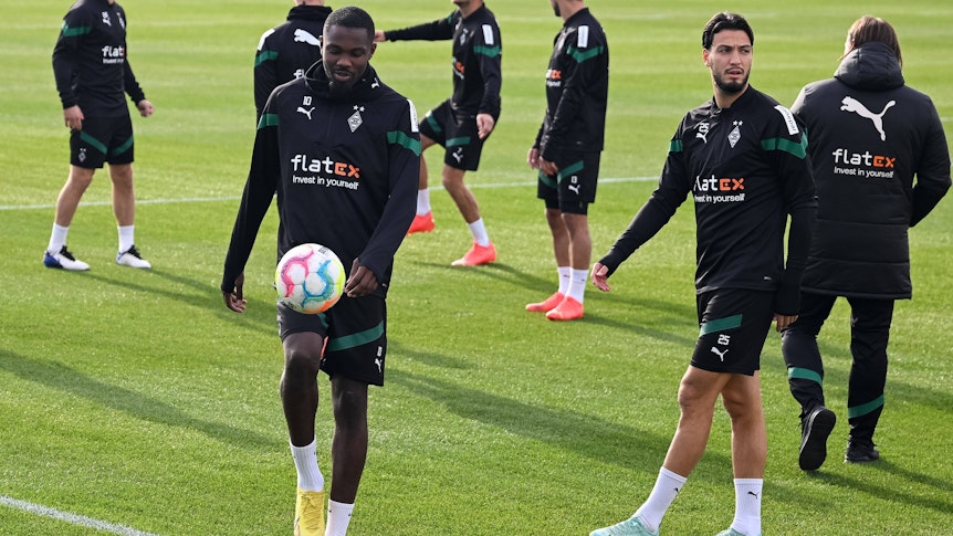 Marcus Thuram (l.) und Ramy Bensebaini (r.) werden Borussia Mönchengladbach voraussichtlich im Sommer verlassen. Das Foto zeigt beide bei einer Trainingseinheit am 12. Oktober 2022 auf dem Trainingsplatz im Borussia-Park.