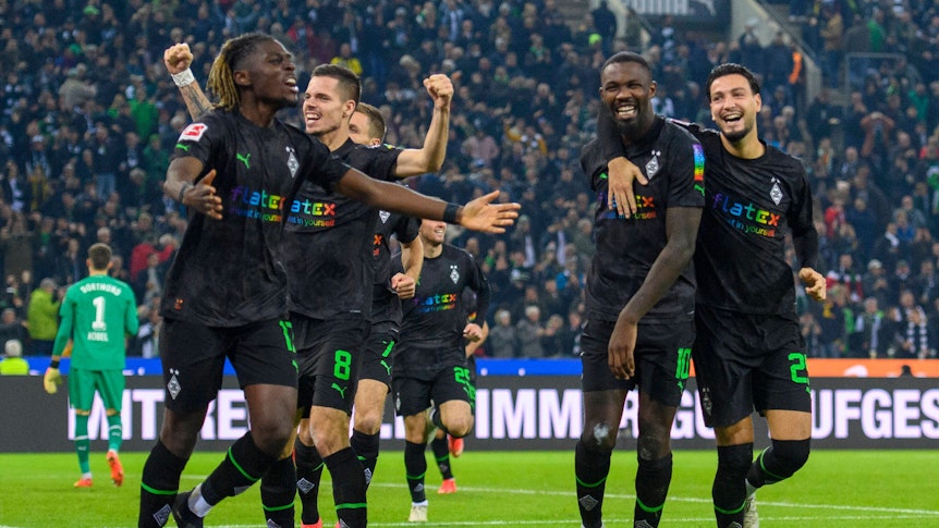 Grund zum Jubeln bei drei Spielern von Borussia Mönchengladbach, die Gladbach im Sommer verlassen könnten. Manu Koné, Marcus Thuram und Ramy Bensebaini (v.l.n.r.) feiern am 11. November 2022 im Borussia-Park, im Hintergrund ist noch ein jubelnder Julian Weigl zu sehen.