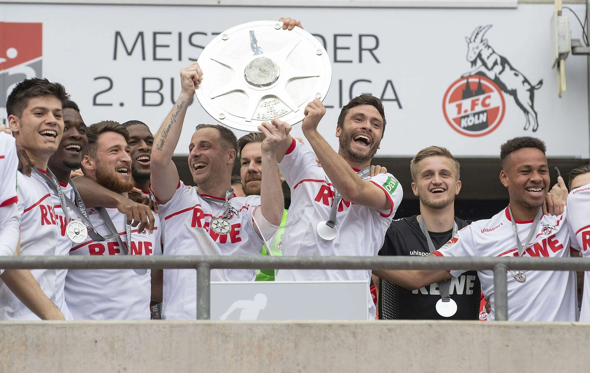 Jonas Hector reckt die Meisterschale der 2. Bundesliga in die Höhe.