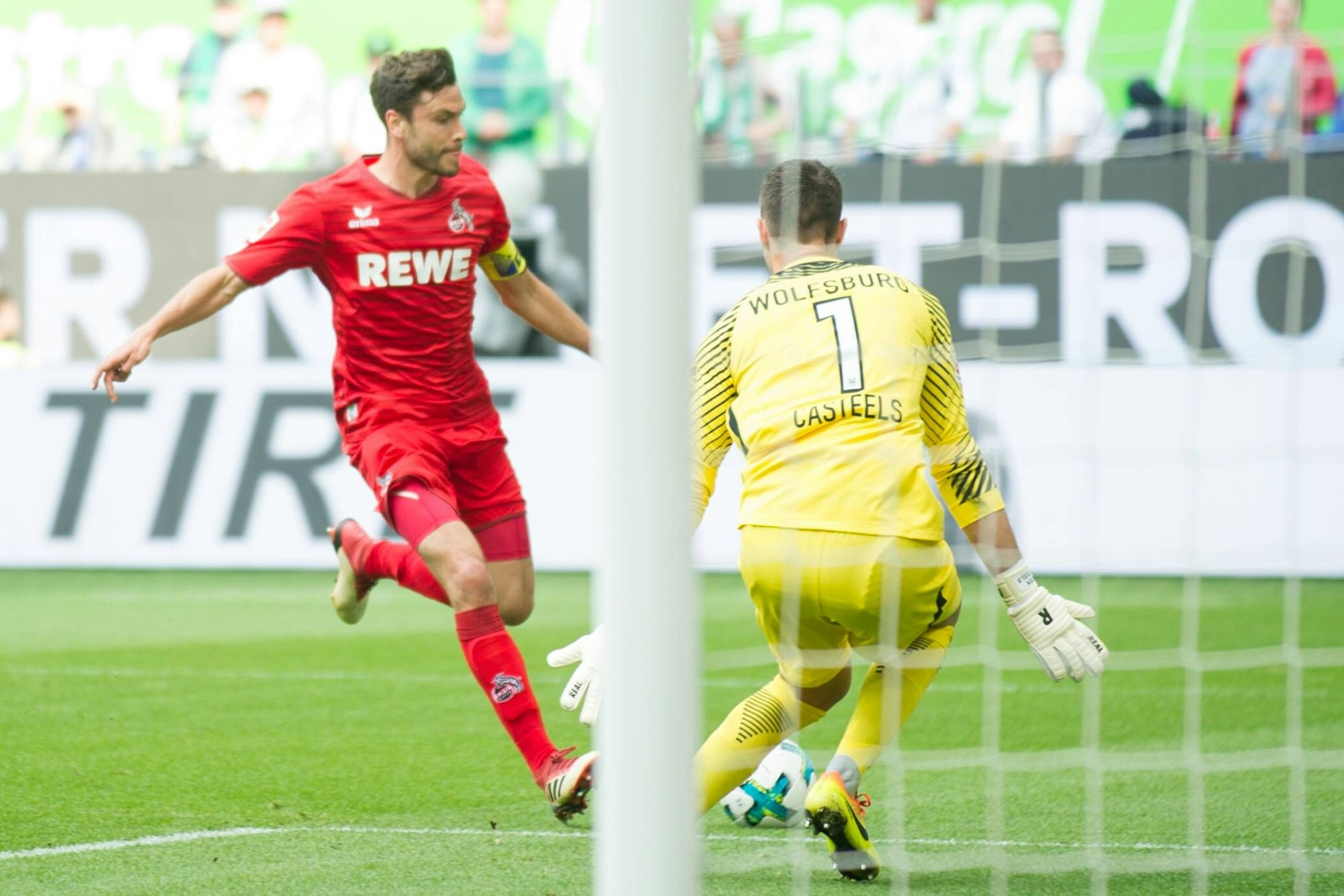 Jonas Hector lupft den Ball über Wolfsburg-Torhüter Casteels.