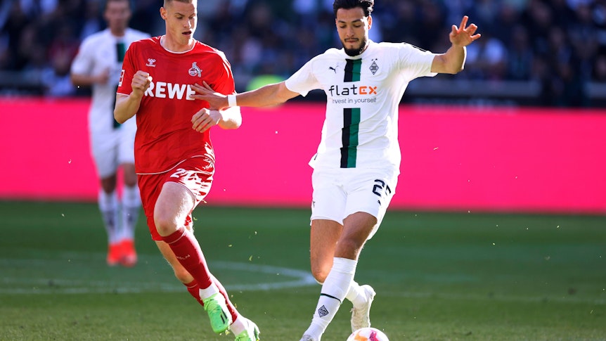 Borussia Mönchengladbach trifft am Sonntag (2. April 2023/15.30 Uhr) im Auswärtsspiel auf den Erzrivalen vom 1. FC Köln. Das Foto zeigt VfL-Spieler Ramy Bensebaini (r.) im Duell mit Kölns Steffen Tigges (l.) beim letzten Aufeinandertreffen am 9. Oktober 2022, welches die Fohlen mit 5:2 für sich entschieden.