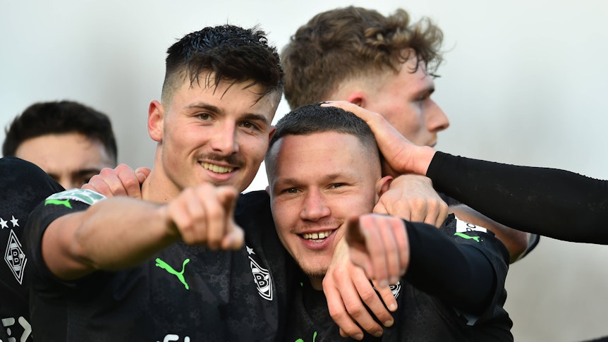 Phil Beckhoff (r.) aus der U23 von Borussia Mönchengladbach feiert mit seinem Teamkollegen Semir Telalovic einen Treffer am 4. Februar 2023 im Spiel gegen Fortuna Düsseldorf.