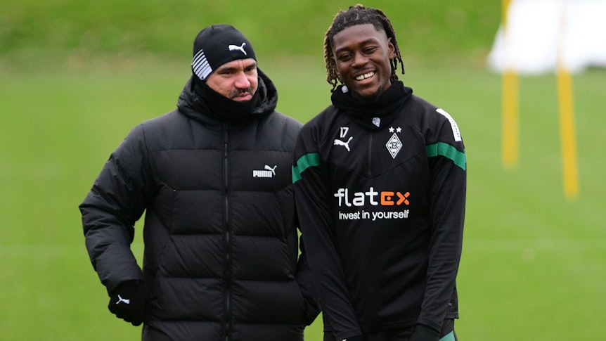 Trennen sich ihre Wege im Sommer? Seit 2022 arbeiten Daniel Farke (l.) und Manu Koné bei Borussia Mönchengladbach zusammen. Das Foto zeigt den Gladbach-Trainer und sein Mittelfeld-Ass am 28. Dezember 2022 im Training am Borussia-Park