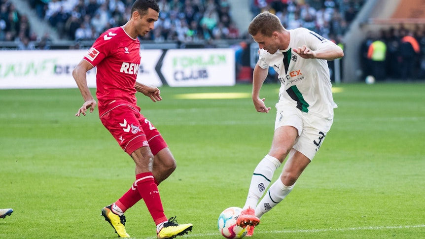 Am Sonntag (2. April 2023/15.30 Uhr) tritt Borussia Mönchengladbach zum rheinischen Derby beim Erzrivalen vom 1. FC Köln an. Das Foto zeigt Kölns Ellyes Skhiri (l.) im Duell um den Ball mit Gladbachs Nico Elvedi (r.) in einem vergangenen Aufeinandertreffen am 9. Oktober 2022.