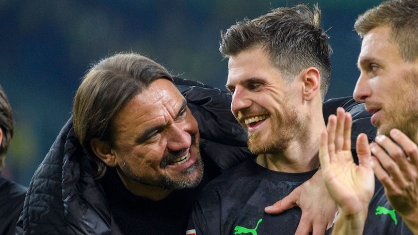 Zwei, die sich augenscheinlich gut verstehen: Trainer Daniel Farke (l.) und Spieler Jonas Hofmann (Mitte) von Borussia Mönchengladbach, hier am 11. November 2022 nach der Partie gegen Borussia Dortmund im Borussia-Park.
