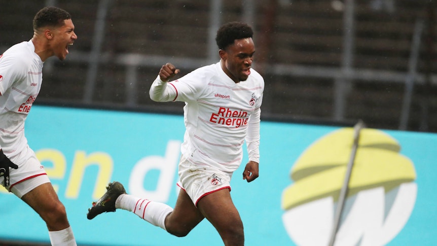 Noel Futkeu (r.), hier am 4. Dezember 2021, spielte einst für den 1. FC Köln. Nun ist der Stürmer bei Borussia Mönchengladbach im Gespräch.