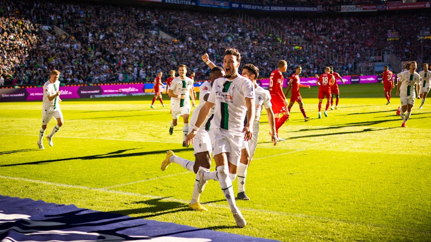Das Derby-Hinspiel am 9. Oktober 2022 endete mit einem klaren 5:2-Sieg gegen den 1. FC Köln. Lässt Borussia Mönchengladbach die Fans auch im Auswärtsspiel jubeln, wie hier Ramy Bensebaini?