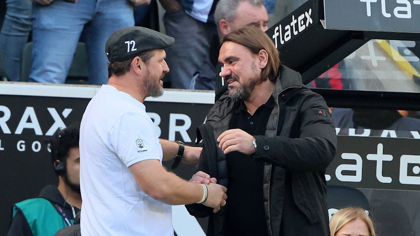 Daniel Farke, Trainer von Borussia Mönchengladbach (r.), und Steffen Baumgart vom 1. FC Köln beim Handschlag vor dem Bundesliga-Derby am 9. Oktober 2023.