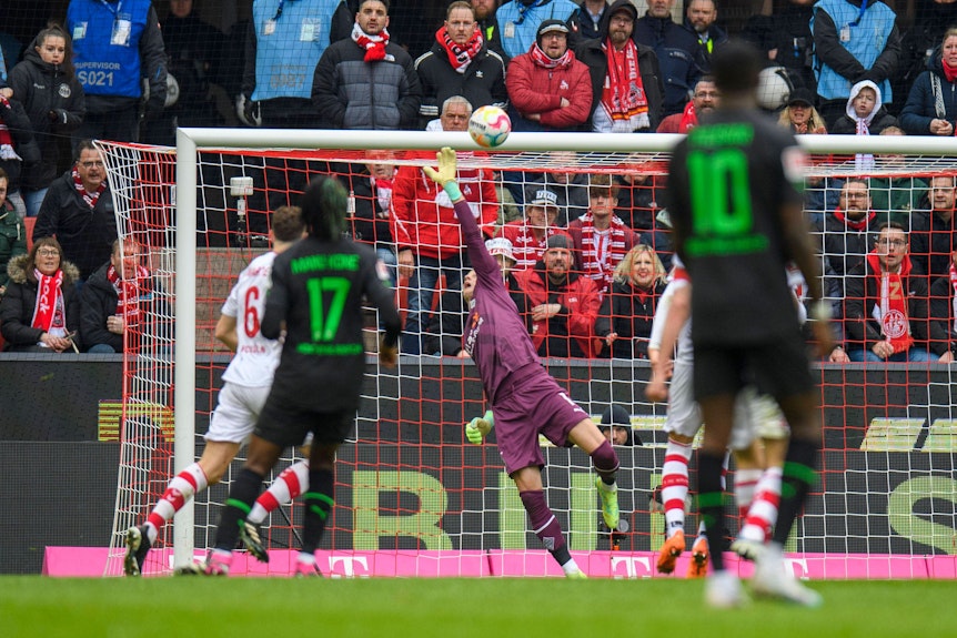 Borussia Mönchengladbach hat sich am Sonntag (2. April 2023) 0:0 vom 1. FC Köln getrennt. Das Foto zeigt VfL-Keeper Jonas Omlin bei einer Parade.