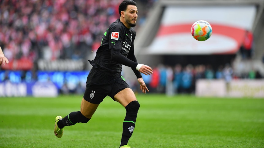 Ramy Bensebaini, hier beim Bundesliga-Derby gegen den 1. FC Köln am 2. April 2023, soll Borussia Mönchengladbach angeblich im Sommer Richtung Dortmund verlassen.