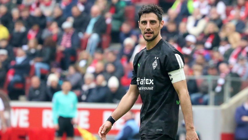 Kapitän Lars Stindl von Borussia Mönchengladbach während des Bundesliga-Auswärtsspiels beim 1. FC Köln am 2. April 2023.