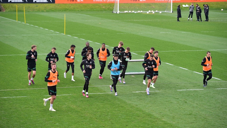 Die Mannschaft von Borussia Mönchengladbach läuft beim Training am 29. März 2023 als Gruppe über den Trainingsplatz im Borussia-Park.