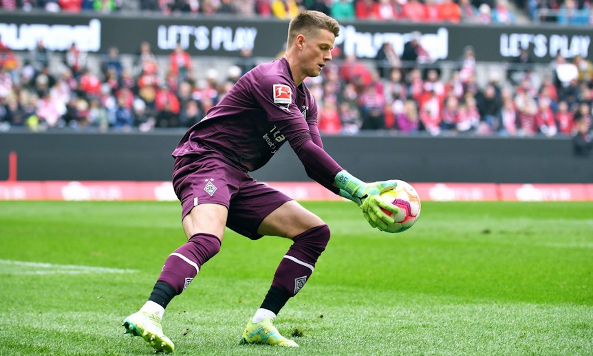 Jonas Omlin nimmt im Derby von Borussia Mönchengladbach beim 1. FC Köln am 2. April 2023 einen Ball auf.