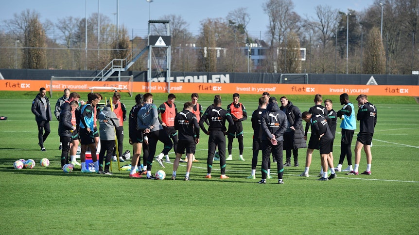 Die Mannschaft von Borussia Mönchengladbach im Kreis beim Training am 5. April 2023.