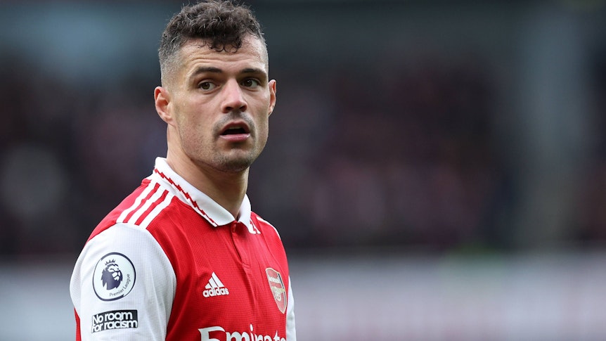 Granit Xhaka, Ex-Spieler von Borussia Mönchengladbach und heutiger Profi des FC Arsenal, hat mit einem Interview im Netz für Verwunderung gesorgt. Das Foto zeigt ihn am 1. April bei einem Spiel der „Gunners“.