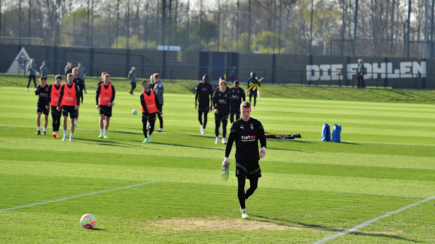 Jonas Omlin hat genug. Der Gladbach-Torwart verlässt nach einem Wortgefecht mit Marcus Thuram zum Abschuss des Trainings am 5. April 2023 wütend den Rasen vor seinen Mitspielern.