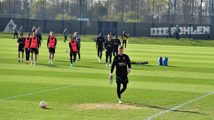 Jonas Omlin, Torwart von Borussia Mönchengladbach verlässt nach einem Wortgefecht zum Abschuss des Trainings am 5. April 2023 wütend den Rasen vor seinen Mitspielern.