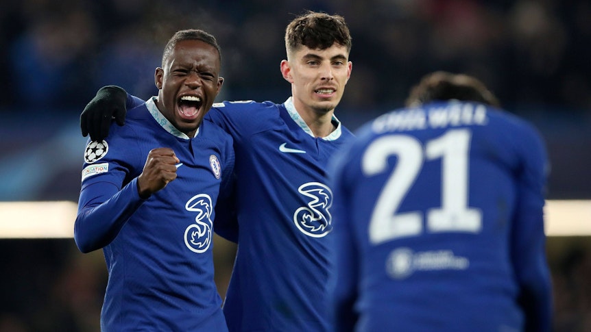 Denis Zakaria (l.) feiert den Sieg gegen Borussia Dortmund am 7. März 2023 gemeinsam mit Kai Havertz, seinem Teamkollegen beim FC Chelsea. Der ehemalige Spieler von Borussia Mönchengladbach und der DFB-Nationalspieler liegen sich in den Armen.