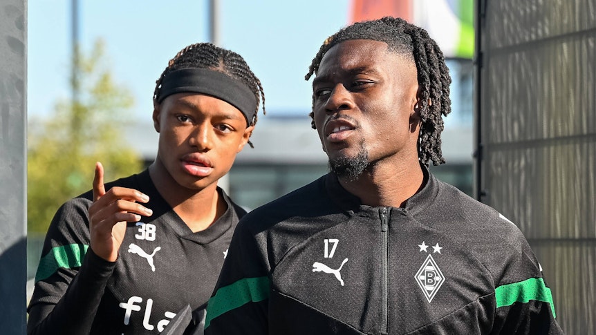 Yvandro Borges Sanches (l.), hier am 7. Oktober 2022, könnte in die Fußstapfen von Manu Koné als hoffnungsvolles Juwel bei Borussia Mönchengladbach treten. Das Foto zeigt beide vor einer Trainingseinheit im Borussia-Park.