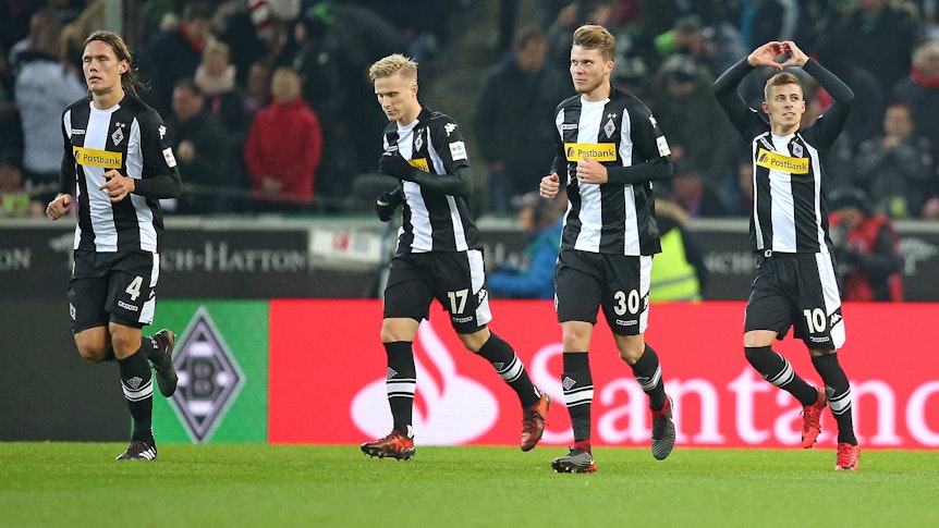 Jannik Vestergaard (l.) spielte von 2016 bis 2018 bei Borussia Mönchengladbach. Das Foto zeigt den Dänen mit seinen damaligen Gladbach-Teamkollegen Oscar Wendt, Nico Elvedi und Thorgan Hazard (v.l.n.r.) beim Bundesliga-Spiel gegen Bayern München am 25. November 2017.