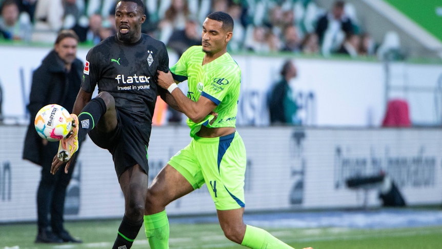 Borussia Mönchengladbach tritt am Sonntag (9. April 2023/15.30 Uhr) in der Bundesliga gegen den VfL Wolfsburg an. Das Foto zeigt Marcus Thuram (l.) im Zweikampf mit Maxence Lacroix (r.) beim Hinrunden-Duell beider Teams am 15. Oktober 2022.