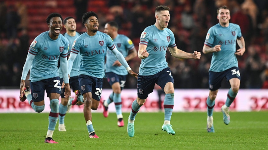 Jordan Beyer (r.) läuft nach dem Spiel des FC Burnley in Middlesborough am 7. April 2023 mit seinen Teamkollegen zur Aufstiegsfeier vor dem Gästeblock.
