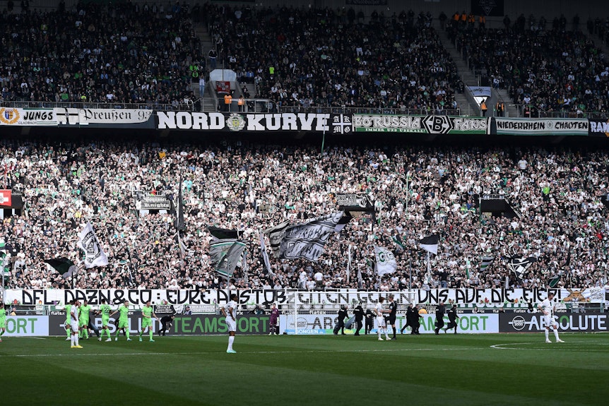 Die Fans von Borussia Mönchengladbach ließen sich am Sonntag (9. April 2023) zu einem besonderen Protest gegen die Anstoßzeiten hinreißen: Sie warfen buntgefärbte Ostereier aufs Spielfeld.
