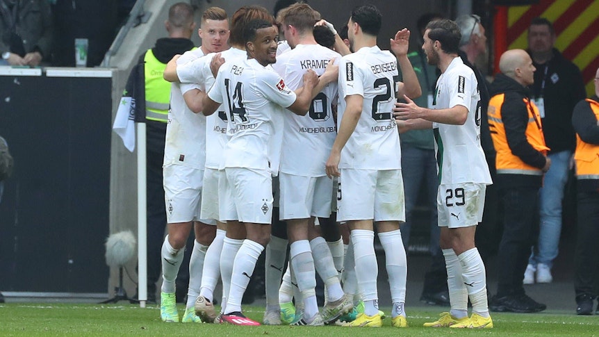 Borussia Mönchengladbach hat sich am Sonntag (9. April 2023) mit 2:0 gegen den VfL Wolfsburg durchgesetzt. Das Foto zeigt die Mannschaft beim Jubel nach dem Treffer zum 1:0.