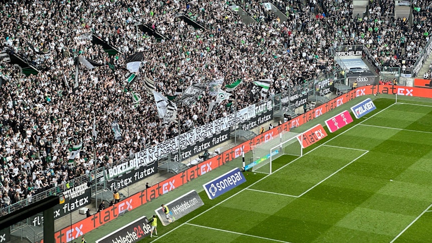 Ein weiteres Transparent der Gladbach-Fans richtete sich gegen die Mannschaft