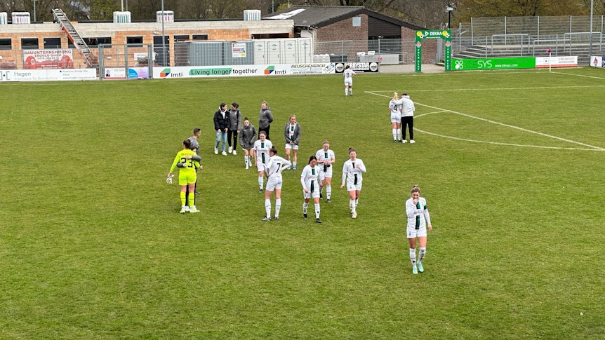 Enttäuschung beim Frauen-Team von Borussia Mönchengladbach nach dem Pokal-Aus gegen Warbeyen am Ostermontag (10. April 2023). Das Spiel fand in Kleve statt.