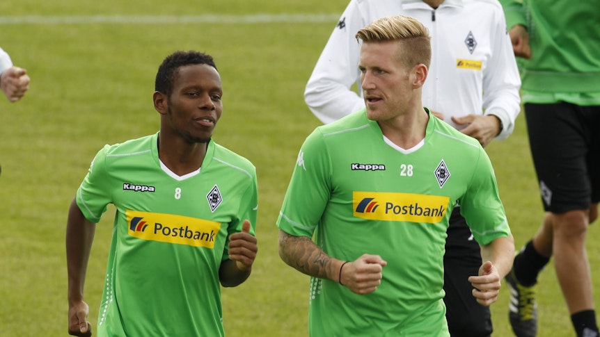 Zwei ehemalige Spieler von Borussia Mönchengladbach, die flink auf den Beinen waren. André Hahn (r.) und Ibrahima Traoré laufen eine Runde beim Gladbach-Training am 30. Juni 2014.