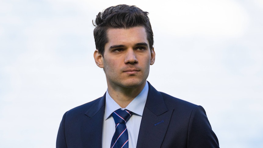 Ianis Hagi kann es auch im feinen Zwirn! Das Foto zeigt den Spieler der Glasgow Rangers im Anzug vor dem League-Cup-Finale gegen Celtic am 26. Februar 2023.