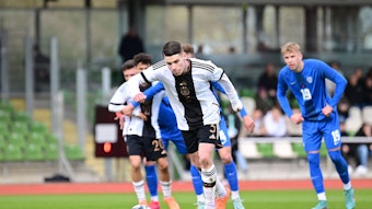 Lukas Ullrich tritt für die U19-Nationalmannschaft des DFB bei einem Länderspiel gegen Slowenien am 28. März 2023 zum Elfmeter an.
