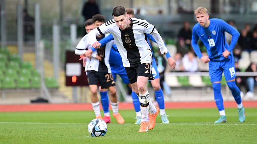 Lukas Ullrich tritt für die U19-Nationalmannschaft des DFB bei einem Länderspiel gegen Slowenien am 28. März 2023 zum Elfmeter an.