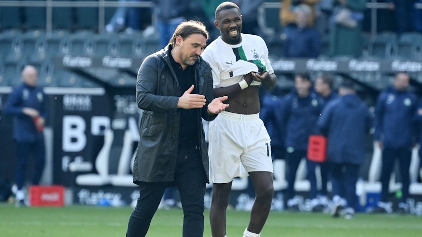 Gladbach-Trainer Daniel Farke (l.) und Borussia-Stürmer Marcus Thuram (r.) gehen zum 1. Juli 2023 getrennte Wege. Auf diesem Foto sind die beiden am 9. April 2023 im Borussia-Park zu sehen.