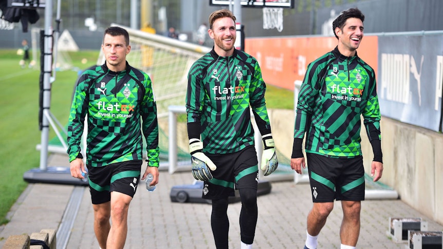 Tobias Sippel (M.) verlängert seinen Vertrag bei Borussia Mönchengladbach bis 2024. Das Foto zeigt ihn mit Lars Stindl (r.) und Stefan Lainer beim Gladbach-Training am 29. September 2022.