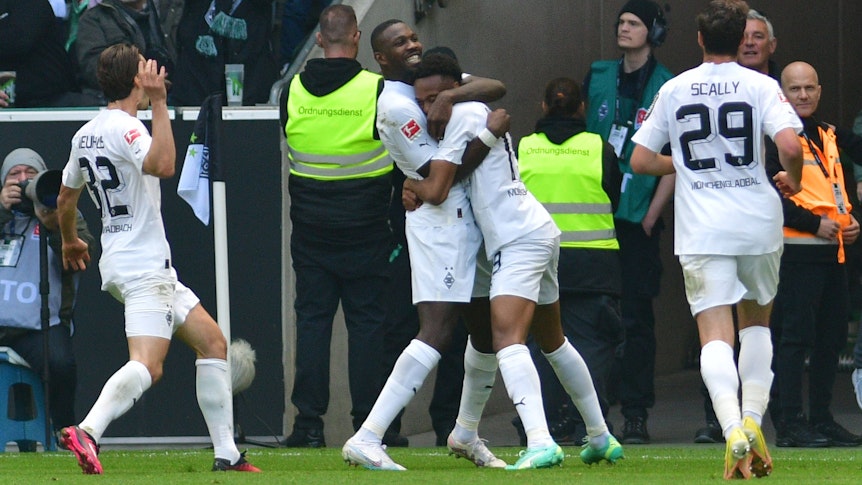 Sichtlich erleichtert nach seinem Bundesliga-Tor: Nathan Ngoumou (2.v.r.) wird nach seinem Treffer im Spiel von Borussia Mönchengladbach gegen den VfL Wolfsburg von Marcus Thuram (2.v.l.) umarmt.