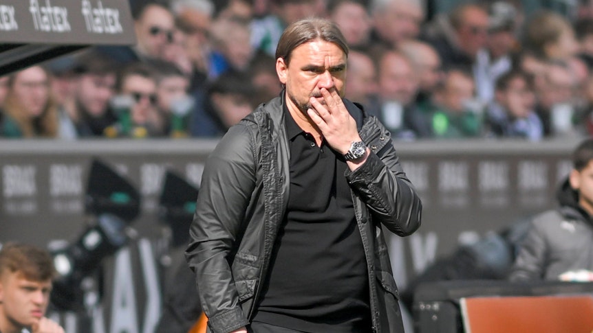 Daniel Farke steht am 9. April 2023 beim Bundesliga-Spiel von Borussia Mönchengladbach gegen den VfL Wolfsburg am Spielfeldrand.