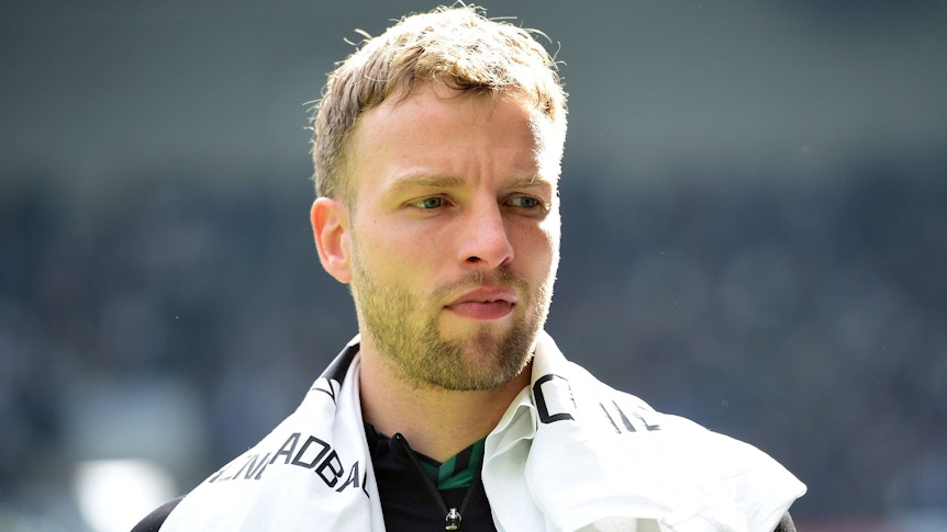 Marvin Friedrich, Spieler von Borussia Mönchengladbach, ist unzufrieden mit seinen Einsatzzeiten am Niederrhein. Das Foto zeigt ihn am 9. April 2023 nach dem Spiel gegen den VfL Wolfsburg trüb schauend.