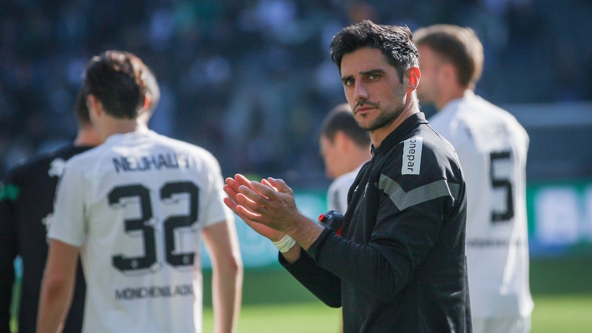 Lars Stindl beklatscht die Fans von Borussia Mönchengladbach, nach acht Jahren müssen sich die Gladbach-Anhänger vom langjährigen Kapitän verabschieden. Das Foto zeigt Stindl nach dem Bundesliga-Spiel gegen den VfL Wolfsburg am 9. April 2023.
