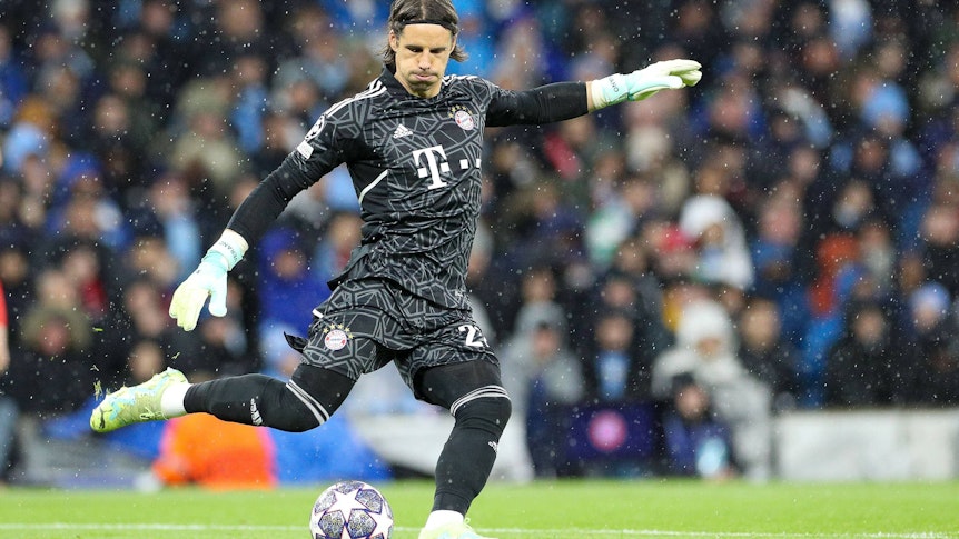 Yann Sommer, Ex-Keeper von Borussia Mönchengladbach und jetziger Torhüter des FC Bayern München, verlor am Dienstag (11. April 2023) mit 0:3 gegen Manchester City in der Königsklasse. Das Foto zeigt de Schweizer bei einem Abstoß.
