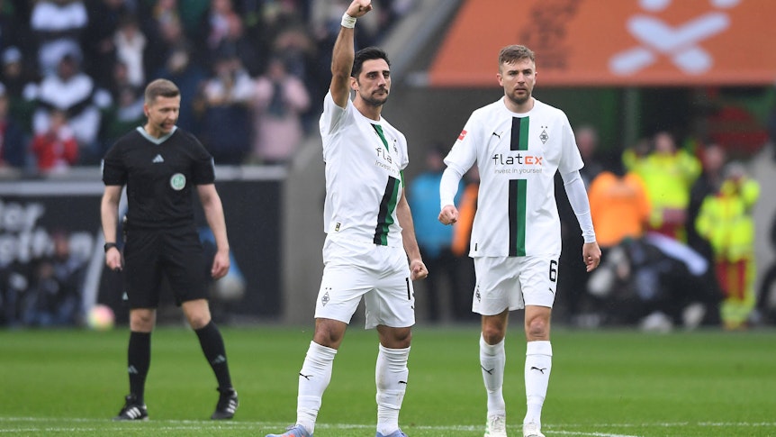 Lars Stindl (Mitte), Kapitän von Borussia Mönchengladbach, verlässt im Sommer 2023 nach acht Jahren den VfL. Das gab er am Mittwoch (12. April 2023) via Instagram bekannt. Das Foto zeigt den 34-Jährigen beim Torjubel am 18. Februar gegen den FC Bayern München im Borussia-Park.