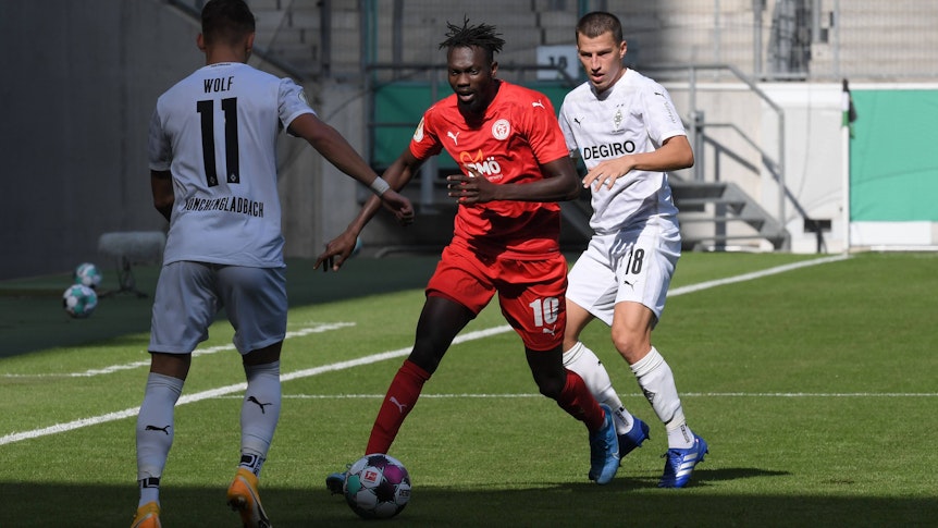 Am 12. September 2020 bestritt Borussia Mönchengladbach das DFB-Pokal-Erstrundenmatch gegen den FC Oberneuland vor leeren Rängen. Das Foto zeigt Stefan Lainer (r.) und Hannes Wolf (l.) im Zweikampft mit Ebrima Jobe (Mitte).