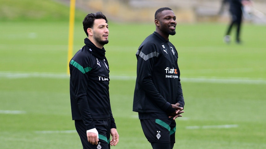 Ramy Bensebaini (l.) und Marcus Thuram beim Training von Borussia Mönchengladbach am 13. April 2023.