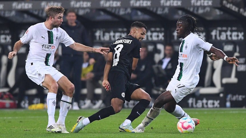 Borussia Mönchengladbach tritt am Samstagabend (15. April 2023/18.30 Uhr) bei Eintracht Frankfurt an. Das Foto zeigt die VfL-Profis Christoph Kramer (l.) und Manu Koné (r.)im Hinspiel am 22. Oktober 2022 im Borussia-Park im Duell mit SGE-Spieler Djibril Sow (Mitte).