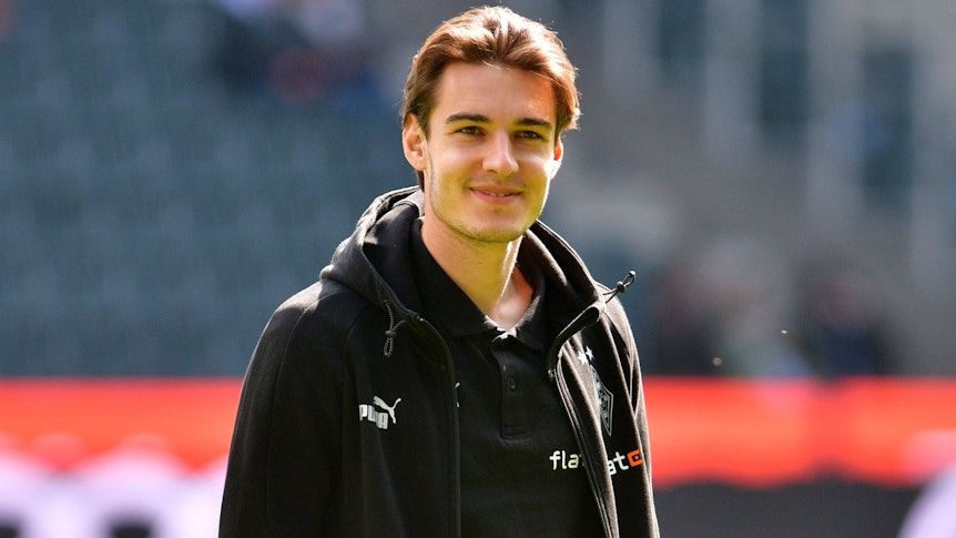 Florian Neuhaus von Borussia Mönchengladbach soll Berichten zufolge auch nach 2024 weiterhin für den Klub vom Niederrhein auflaufen. Das Foto zeigt ihn am 9. April 2023 vor dem Heimspiel gegen den VfL Wolfsburg lächelnd im Borussia-Park.