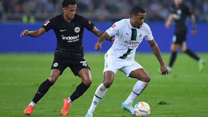 Borussia Mönchengladbach tritt am Samstagabend (15. April 2023/18.30 Uhr) bei Eintracht Fankfurt zum Bundesliga-Match des 28. Spieltags an. Das Foto zeigt SGE-Profi Lucas Silva Melo Tuta (l.) im Duell um den Ball mit Gladbachs Alassane Plea (r.) im Hinspiel am 22. Oktober 2022 im Borussia-Park.